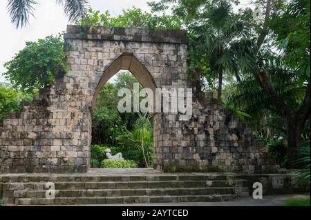 Archäologische vor-kolumbianische Maya-Nachbildung eines Torbogen aus Labna im Cozumel Chankanaab National Park auf Cozumel Island bei Cancun im Bundesstaat Stockfoto