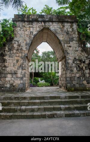Archäologische vor-kolumbianische Maya-Nachbildung eines Torbogen aus Labna im Cozumel Chankanaab National Park auf Cozumel Island bei Cancun im Bundesstaat Stockfoto