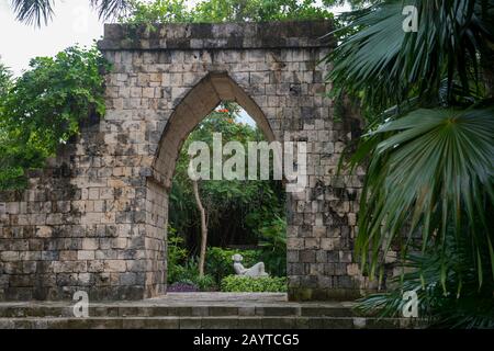 Archäologische vor-kolumbianische Maya-Nachbildung eines Torbogen aus Labna im Cozumel Chankanaab National Park auf Cozumel Island bei Cancun im Bundesstaat Stockfoto