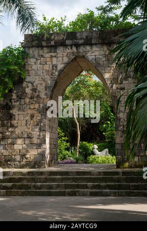 Archäologische vor-kolumbianische Maya-Nachbildung eines Torbogen aus Labna im Cozumel Chankanaab National Park auf Cozumel Island bei Cancun im Bundesstaat Stockfoto