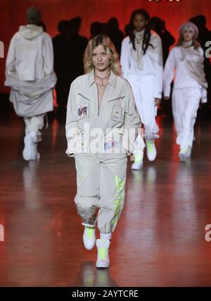 Georgia May Jagger auf dem Laufsteg während der Tommy Hilfiger Show auf der London Fashion Week Februar 2020 Show bei Tate Modern in London. Stockfoto