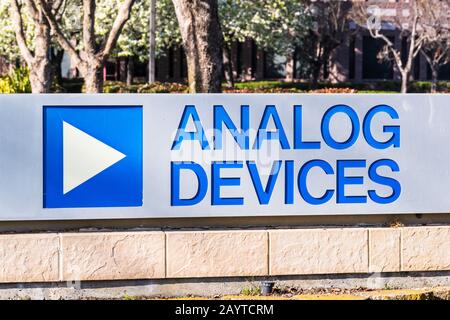 Februar 2020 San Jose/CA/USA - Analog Devices Logo in ihren Büros im Silicon Valley; Analog Devices, Inc., auch bekannt als ADI oder Analog, Stockfoto