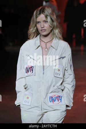Georgia May Jagger auf dem Laufsteg während der Tommy Hilfiger Show auf der London Fashion Week Februar 2020 Show bei Tate Modern in London. Stockfoto