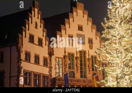 Ein Weihnachtsbaum vor dem Rathaus beleuchtete nachts auf dem Römer Marktplatz in der Frankfurter Altstadt. Stockfoto