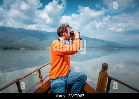 Mann Vogelbeobachtung auf einem Boot Stockfoto