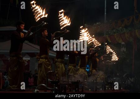 Das Bild von Ganga Aarti in Ghats oder heilige Schritte von Varanasi, Ganges, Uttar Pradesh, Indien, Asien Stockfoto