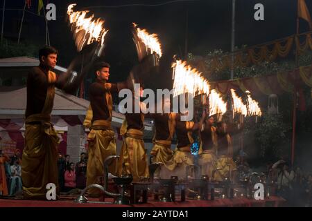 Das Bild von Ganga Aarti in Ghats oder heilige Schritte von Varanasi, Ganges, Uttar Pradesh, Indien, Asien Stockfoto