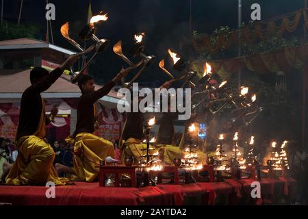 Das Bild von Ganga Aarti in Ghats oder heilige Schritte von Varanasi, Ganges, Uttar Pradesh, Indien, Asien Stockfoto