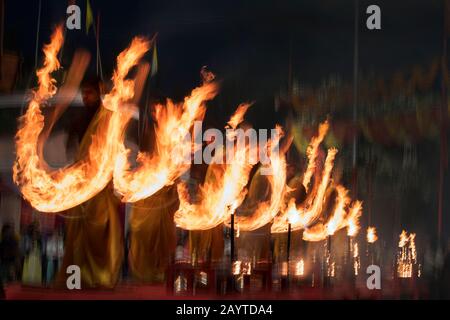 Das Bild von Ganga Aarti in Ghats oder heilige Schritte von Varanasi, Ganges, Uttar Pradesh, Indien, Asien Stockfoto