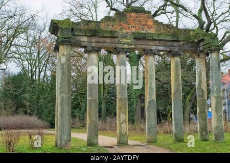 Die sieben Säulen (Sieben Sauelen), auch die römischen Ruinen, in Dessau, Sachsen-Anhalt, Deutschland. Der griechische Tempel ist eine Torheit, steht Stockfoto