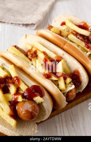 Hausgemachtes Cleveland Polish Boy Sandwich auf einem rustikalen Holzbrett auf einer weißen Holzoberfläche, Seitenansicht. Nahaufnahme. Stockfoto