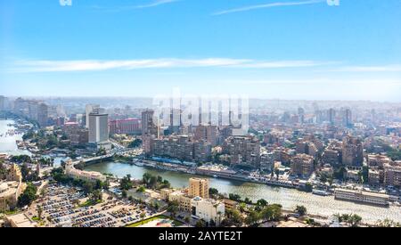 Die Innenstadt von Kairo am Ufer des Nils bei Sonnenuntergang, Ägypten Stockfoto