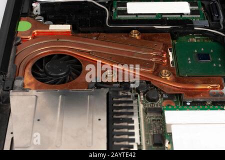 Ersatzlüfter für Laptop-CPU mit Kühlkörper, entfernter Tastatur und Touchpad, Nahansicht. Stockfoto