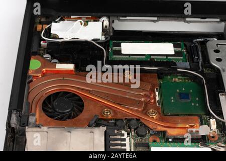 Ersatzlüfter für Laptop-CPU mit Kühlkörper, entfernter Tastatur und Touchpad, Nahansicht. Stockfoto