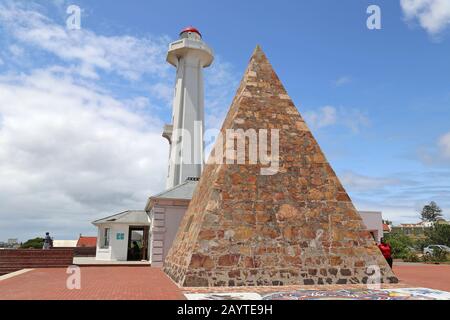 Leuchtturm und Pyramide, Donkin-Reserve, Port Elizabeth, Nelson Mandela Bay, Eastern Cape Province, Südafrika, Afrika Stockfoto