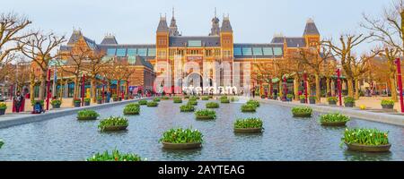 Amsterdam, Niederlande - 31. März 2016: Wasser und bunte Tulpenblumen, Rijksmuseum und Menschen vor dem Schreiben, I amsterdam, Museumplein, Holla Stockfoto