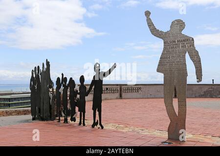 "Voting Line"-Skulptur von Anthony Harris und Konrad Geel, Donkin-Reserve, Port Elizabeth, Nelson Mandela Bay, Eastern Cape Province, Südafrika Stockfoto