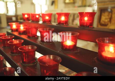 Kerzenhalter in der Holy Rosary Church, auch bekannt als Kalawar Church, Samphanthawong District, Bangkok, Thailand. Stockfoto