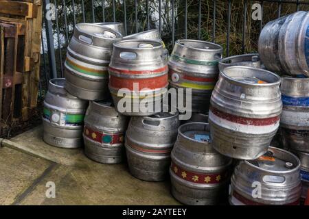 Stapel leerer Bierfässer aus Metall außerhalb von Mill Brewey, Towcester, Northamptonshire, Großbritannien Stockfoto