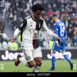 (200217) -- TURIN, 17. Februar 2020 (Xinhua) -- Juan Cuadrado von FC Juventus feiert sein Tor während eines Serie-A-Fußballspiels zwischen dem FC Juventus und Brescia in Turin, Italien, 16. Februar 2020. (Foto von Alberto Lingria/Xinhua) Stockfoto