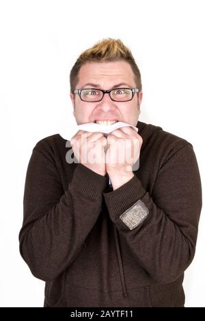 Schockierter Mann, der ein Dokument isst Stockfoto