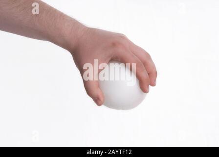 Weißer Ball in der Hand eines Mannes Stockfoto
