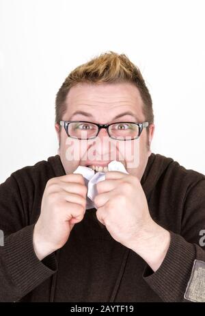 Schockierter Mann, der ein Dokument isst Stockfoto