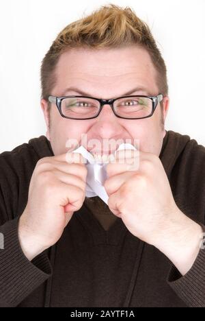 Schockierter Mann, der ein Dokument isst Stockfoto