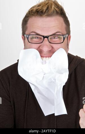 Schockierter Mann, der ein Dokument isst Stockfoto