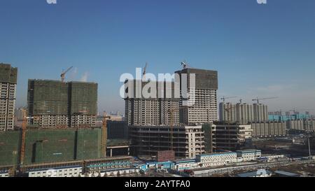 (200217) -- CHANGCHUN, 17. Februar 2020 (Xinhua) -- Luftfoto vom 17. Februar 2020 zeigt Gebäude, die im Nanguan-Distrikt in Changchun City, der nordostchinesischen Provinz Jilin, in Bau sind. China verzeichnete im Januar weiterhin eine allgemein stabile Marktentwicklung auf dem Wohnungsmarkt, wobei die Immobilienpreise in 70 Großstädten insgesamt leichte Erhöhungen im Monatsvergleich melden, wie offizielle Daten des nationalen Statistischen Büros (NBS) am Montag zeigten. (Xinhua/Zhang Nan) Stockfoto