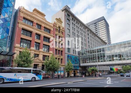 Das Emporium Melbourne-Gebäude mit seiner sechziger Jahre gestandene Fußgängerüberführung über die Lonsdale St war bis 2014 das Myer Building Stockfoto