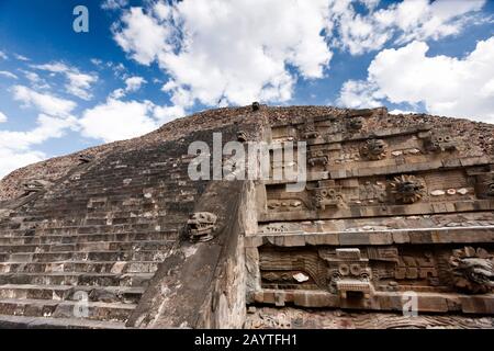 Der Tempel von Quetzalcoatl, mit Serpentköpfen und Tlaloc-Köpfen, Teotihuacan, Vorort von Mexiko-Stadt, Mexiko, Mittelamerika Stockfoto