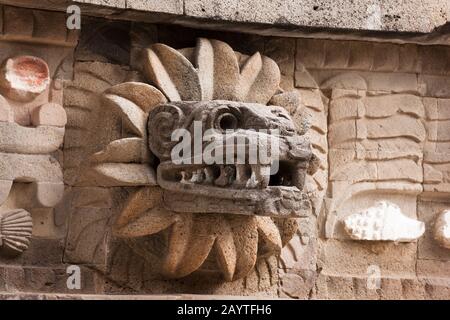 Gefiederter Serpent-Kopf des Tempels von Quetzalcoatl, Teotihuacan, Vorort von Mexiko-Stadt, Mexiko, Mittelamerika Stockfoto