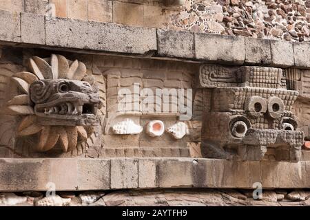 Serpent und Tlaloc Leiter Des Tempels von Quetzalcoatl, Teotihuacan, Vorort von Mexiko-Stadt, Mexiko, Mittelamerika Stockfoto