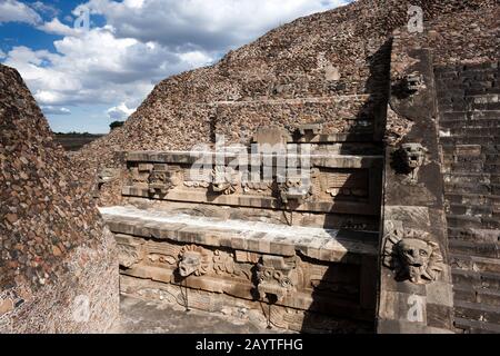 Der Tempel von Quetzalcoatl, mit Serpentköpfen und Tlaloc-Köpfen, Teotihuacan, Vorort von Mexiko-Stadt, Mexiko, Mittelamerika Stockfoto