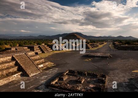 Avenue of the Dead and Pyramid of the Sun, from Moon Pyramid, at, Evening, Teotihuacan, suburb of Mexico City, Mexico, Central America Stockfoto