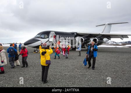 Touristen, die auf der frei Station auf King George Island auf den Süd-Shetland-Inseln für eine Reise durch den antarktischen Tourismus landen. Stockfoto