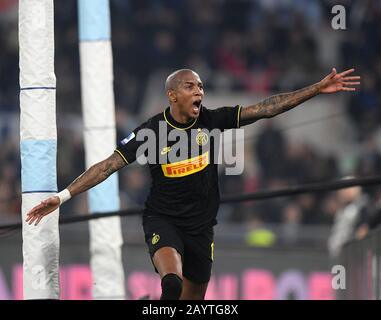 (200217) -- ROM, 17. Februar 2020 (Xinhua) -- Ashley Young des FC Inter feiert sein Tor während eines Serie-A-Fußballspiels zwischen Lazio und FC Inter in Rom, Italien, 16. Februar 2020. (Foto von Augusto Casasoli/Xinhua) Stockfoto