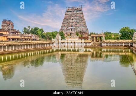 Ein großer Wasserpool, der den majestätischen Turm des Nataraja-Tempels in Chidambaram, Tamil Nadu, Südindien, widerspiegelt. Stockfoto