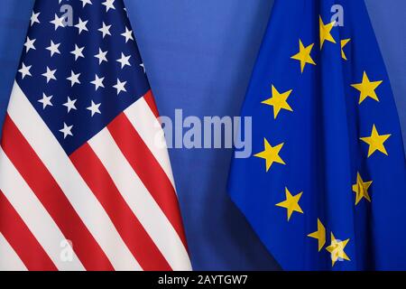 Brüssel, Belgien. Februar 2020. Europäische und US-Flagge stehen im EU-Kommissionssitz. Credit: Alexandros MICHAILIDIS/Alamy Live News Stockfoto