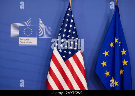 Brüssel, Belgien. Februar 2020. Europäische und US-Flagge stehen im EU-Kommissionssitz. Credit: Alexandros MICHAILIDIS/Alamy Live News Stockfoto