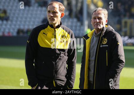 Freiburg, Deutschland. Februar 2017. Firo: Fußball, Fußball: 25.02.2017 1. Bundesliga, Saison 2016/2017: SC Freiburg - Borussia Dortmund, BVB, Trainer Thomas Tuchel (Dortmund), Geschäftsführer Hans-Joachim Watzke (Dortmund), Halbfigur, Geste, stehen zusammen, vor der Spielnutzung weltweite Credit: Dpa / Alamy Live News Stockfoto