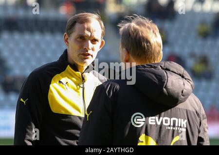 Freiburg, Deutschland. Februar 2017. Firo: Fußball, Fußball: 25.02.2017 1. Bundesliga, Saison 2016/2017: SC Freiburg - Borussia Dortmund, BVB, Trainer Thomas Tuchel (Dortmund), Geschäftsführer Hans-Joachim Watzke (Dortmund), Porträt, Geste, im Gespräch, diskutieren, vor der Spielnutzung weltweite Credit: Dpa / Alamy Live News Stockfoto