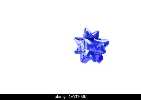Voluminöses blaues Geschenk festlicher Bogen auf weißem Hintergrund mit Kopierbereich. Stockfoto