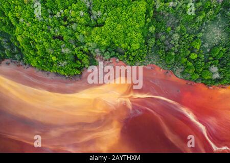 Drohnenansicht des kontaminierten, giftigen Wasserstroms in Geamana, Rumänien Stockfoto