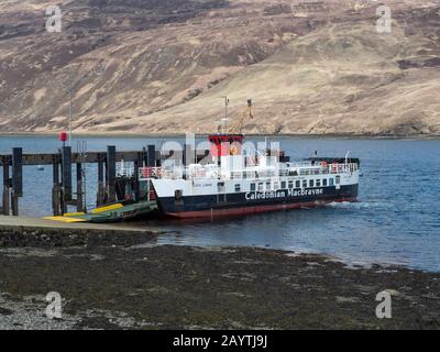 Caledonian MacBrayne Fähre, die die Strecke zwischen dem Festland der Insel Skye und Der Insel Raasay, Schottland, Großbritannien, abdeckt. Stockfoto