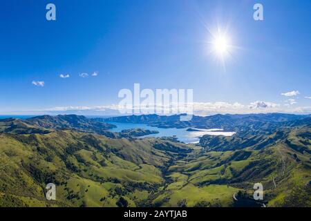 Banks Peninsula mit Blick auf Akaroa, in der Nähe von Christchurch, Canterbury, South Island, Neuseeland Stockfoto