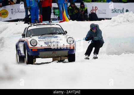 GP-Eislauf 2020, Skijoering, Porsche 911 Carrera 3,2 4 x 4 Paris-Dakar mit Aksel Lund Svindal, mehrfacher Skiweltmeister, Olympiasieger, Welt Stockfoto