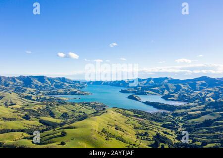 Banks Peninsula mit Blick auf Akaroa, in der Nähe von Christchurch, Canterbury, South Island, Neuseeland Stockfoto