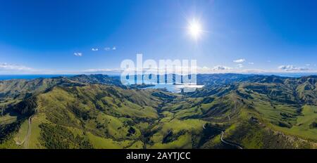 Banks Peninsula mit Blick auf Akaroa, in der Nähe von Christchurch, Canterbury, South Island, Neuseeland Stockfoto